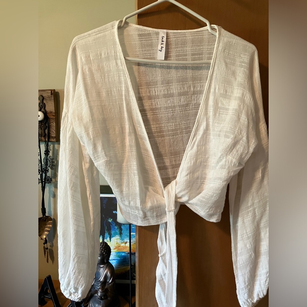 Lock & Key off white wrap top size M